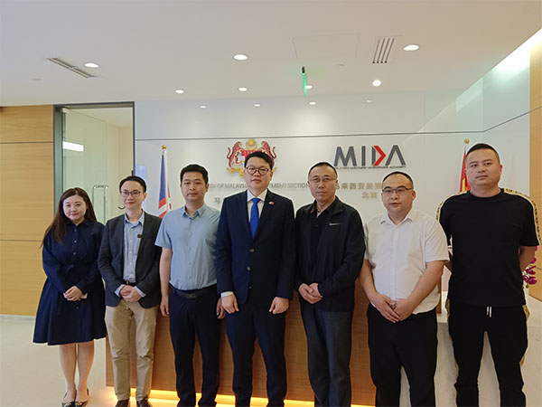 中鐵二局劉副部長一行與馬來西亞使館代表進行業(yè)務(wù)洽談